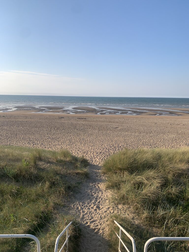 chemin de sable, plage, mer et ciel bleu
